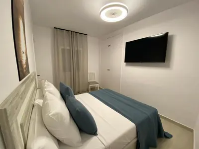 Una televisión o centro de entretenimiento en Apartaments L’ARC