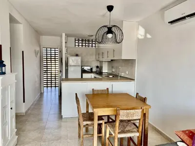 Una cocina o zona de cocina en Apartamento Platja d’Aro · 2 dormitorios con pisci