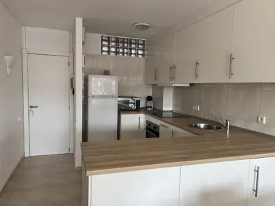 Una cocina o zona de cocina en Apartamento Platja d’Aro · 2 dormitorios con pisci