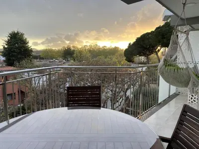 Un balcón o terraza de Apartamento Platja d’Aro · 2 dormitorios con pisci