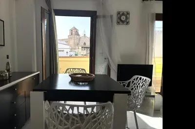 Una televisión o centro de entretenimiento en LETS HOLIDAYS Apartment 1 min to the beach 2