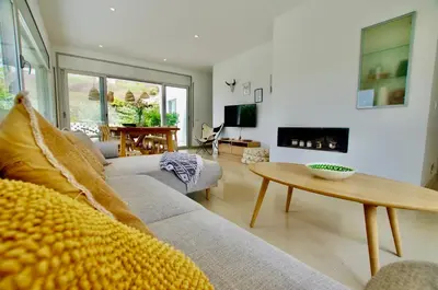 Una televisión o centro de entretenimiento en V&V LLORET- Villa Cinta
