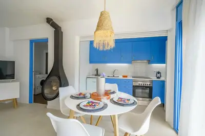 Una cocina o zona de cocina en Perla Azul Lux, Vista Mar en Cala Canyelles, Aircon