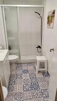 Un baño de Canet playa y centro con free wifi