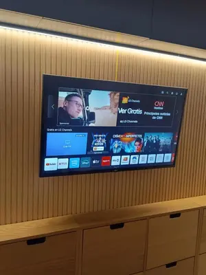 Una televisión o centro de entretenimiento en Luxury apartment 50m from the beach!