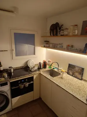 Una cocina o zona de cocina en Luxury apartment 50m from the beach!