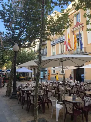 Un restaurante o sitio para comer en Luxury apartment 50m from the beach!