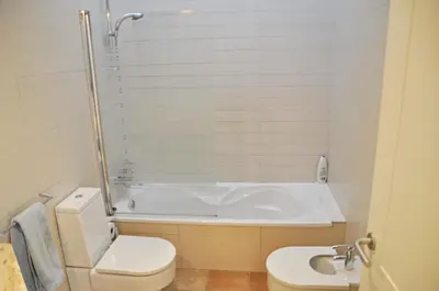 Un baño de Villa Torrent Costa Brava, con piscina privada!