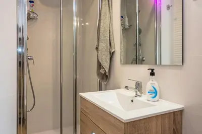 Un baño de AO-6 Calella de Palafrugell 2 PAX