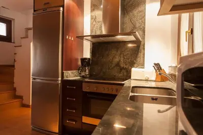Una cocina o zona de cocina en La Bella Lola Boutique Home