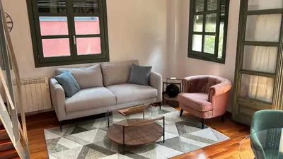 Zona de estar de Modern apt in old town w cathedral views