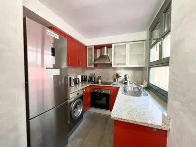 Una cocina o zona de cocina en Modern apt in old town w cathedral views