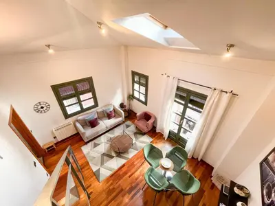 Zona de estar de Modern apt in old town w cathedral views