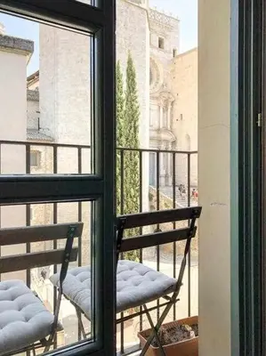 Un balcón o terraza de Modern apt in old town w cathedral views
