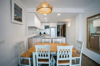Una cocina o zona de cocina en Apartamento Floral al centro de Palamós con Wi-Fi