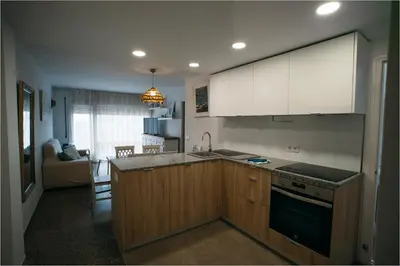 Una cocina o zona de cocina en Apartamento Floral al centro de Palamós con Wi-Fi