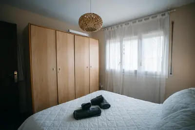 Cama o camas de una habitación en Apartamento Floral al centro de Palamós con Wi-Fi