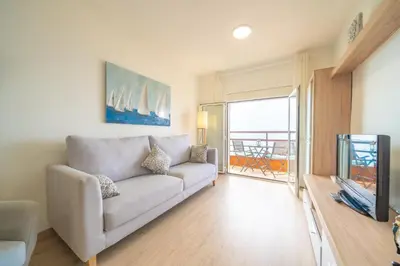Una televisión o centro de entretenimiento en HomeHolidaysRentals Estrella - Costa Barcelona