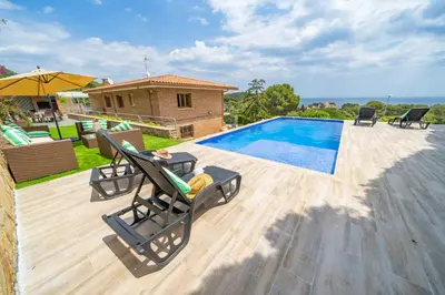 Piscina en o cerca de Villa Santa Cristina Primera Línea Playa Piscina Barbacoa Aire Acondicionado
