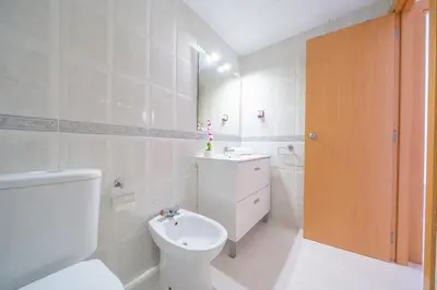 Un baño de HomeHolidaysRentals Caliz - Costa Barcelona