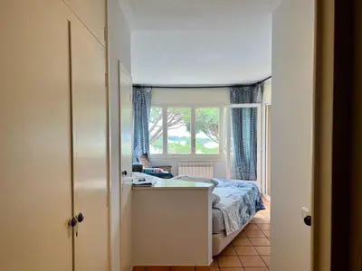 Cama o camas de una habitación en Vistas Mediterrani, maravillosas vistas en amplio apartamento con terraza, y piscina en zona de jardin