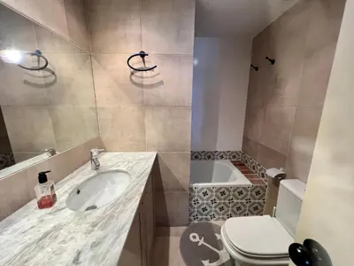 Un baño de Vistas Mediterrani, maravillosas vistas en amplio apartamento con terraza, y piscina en zona de jardin