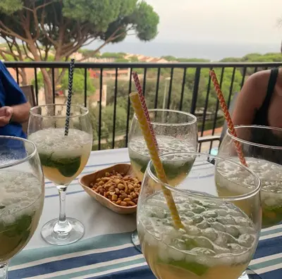 Bebidas en Vistas Mediterrani, maravillosas vistas en amplio apartamento con terraza, y piscina en zona de jardin
