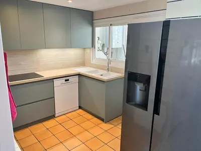Una cocina o zona de cocina en Vistas Mediterrani, maravillosas vistas en amplio apartamento con terraza, y piscina en zona de jardin