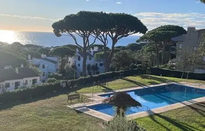 Piscina en o cerca de Vistas Mediterrani, maravillosas vistas en amplio apartamento con terraza, y piscina en zona de jardin
