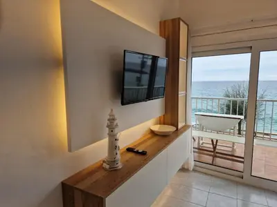 Una televisión o centro de entretenimiento en Primera linea Sant Antoni