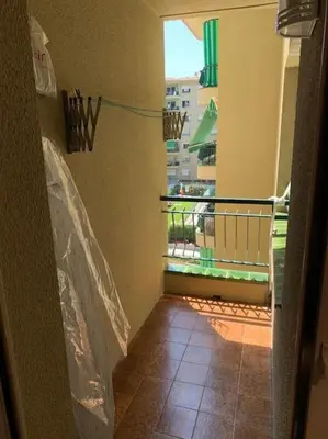 Un balcón o terraza de Amplio apartamento con piscina al lado de la playa