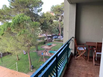 Un balcón o terraza de Amplio apartamento con piscina al lado de la playa