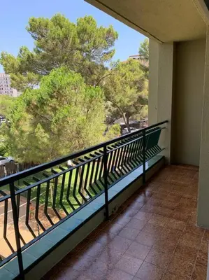 Un balcón o terraza de Amplio apartamento con piscina al lado de la playa