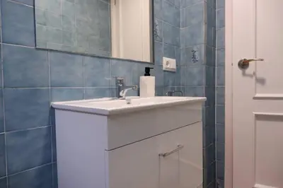 Un baño de Amplio apartamento con piscina al lado de la playa