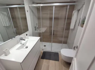 Un baño de Amplio apartamento con piscina al lado de la playa