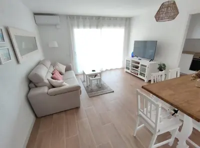 Una televisión o centro de entretenimiento en Amplio apartamento con piscina al lado de la playa
