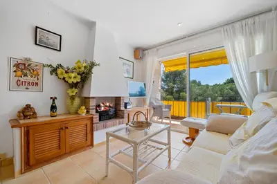Una televisión o centro de entretenimiento en Hauzify I Apartament Joy
