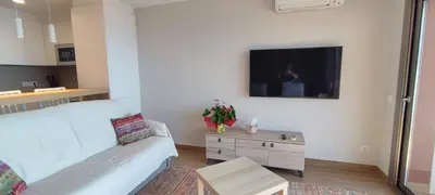 Una televisión o centro de entretenimiento en LLOGUER30 Garbí Love, vistas espectaculares del mar