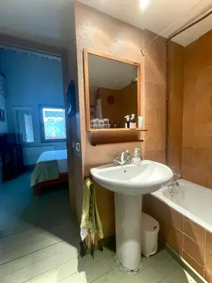 Un baño de Casa familiar duplex y parking gratis