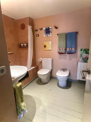Un baño de Casa familiar duplex y parking gratis
