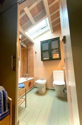 Un baño de Casa familiar duplex y parking gratis