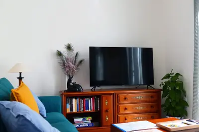 Una televisión o centro de entretenimiento en La LLar de la Kim, Bonita casa a 150m del mar y 40km de Barcelona