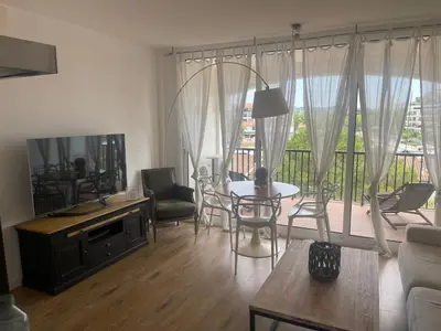 Una televisión o centro de entretenimiento en Rosa dels Vents Port d'Aro