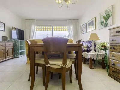 Una televisión o centro de entretenimiento en Piso ideal para dos con balcón Platja d'Aro