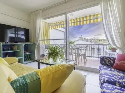 Una televisión o centro de entretenimiento en Piso ideal para dos con balcón Platja d'Aro