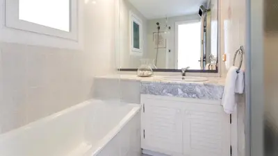 Un baño de GERANIS