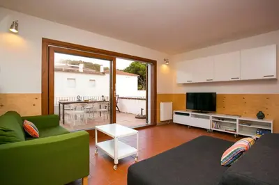Una televisión o centro de entretenimiento en Salitres Increíbles vistas a 50m de la playa