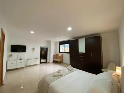 Una televisión o centro de entretenimiento en Villa Aurore, 12 persons, Large salt-water pool, Air conditioning