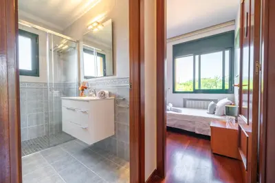 Un baño de Villa Margot Piscina Privada Barbacoa Aire Acondicionado