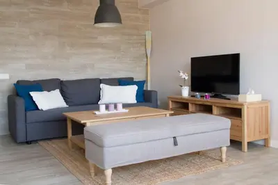 Una televisión o centro de entretenimiento en Lloret de Mar - BeachSide Apartment - Free Parking - limited size car